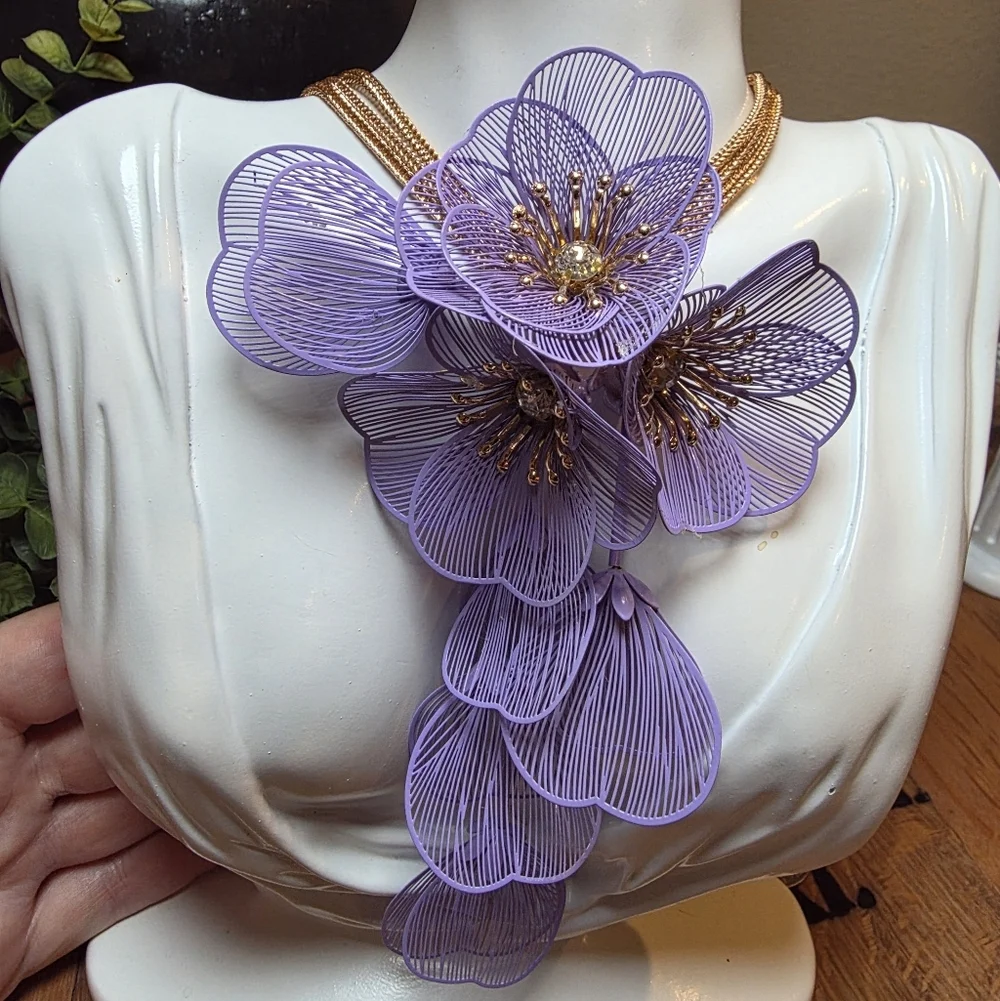 New ZARA Cascading Purple Flowers Floral Statement Necklace Trending | NWOT - Picture 3 of 13